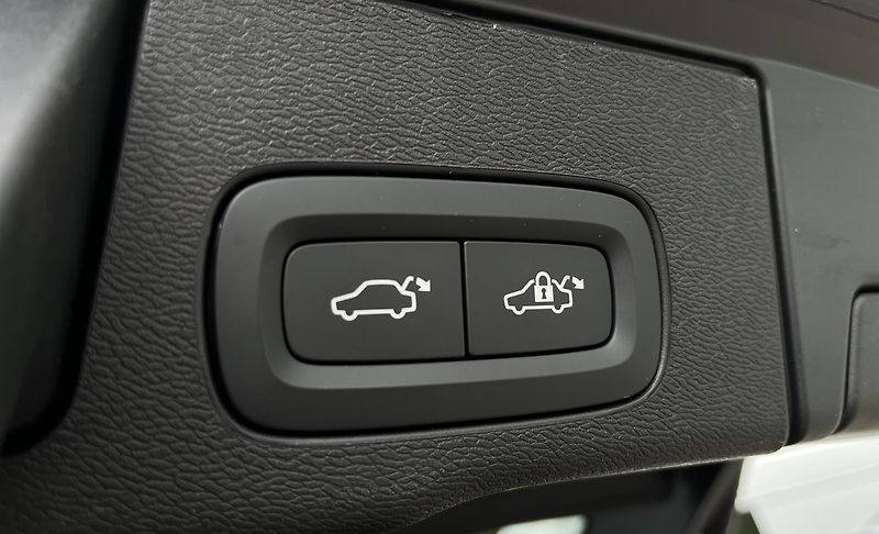 Volvo XC60 B5 AWD PLUS DARK/360/vent/kola - fotka 27 z 50