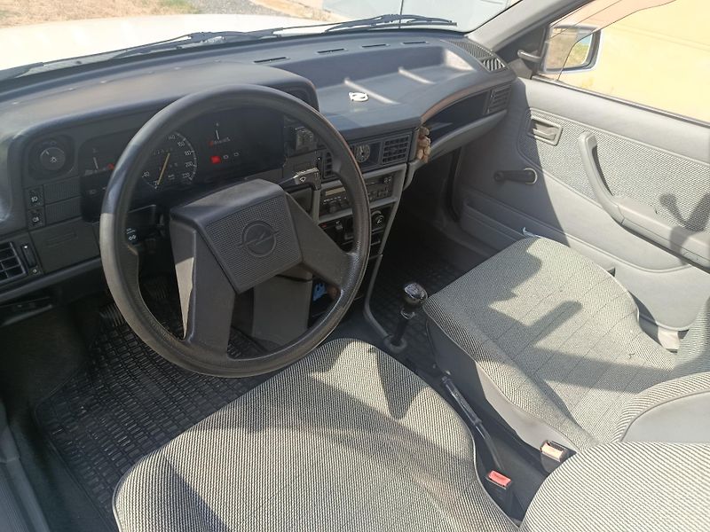 Opel Kadett (1987) 1.6 D - fotka 9 z 15