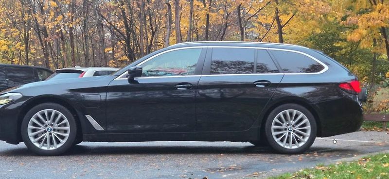 BMW Řada 5 530e xDrive Bílý interiér Taž. - fotka 5 z 25