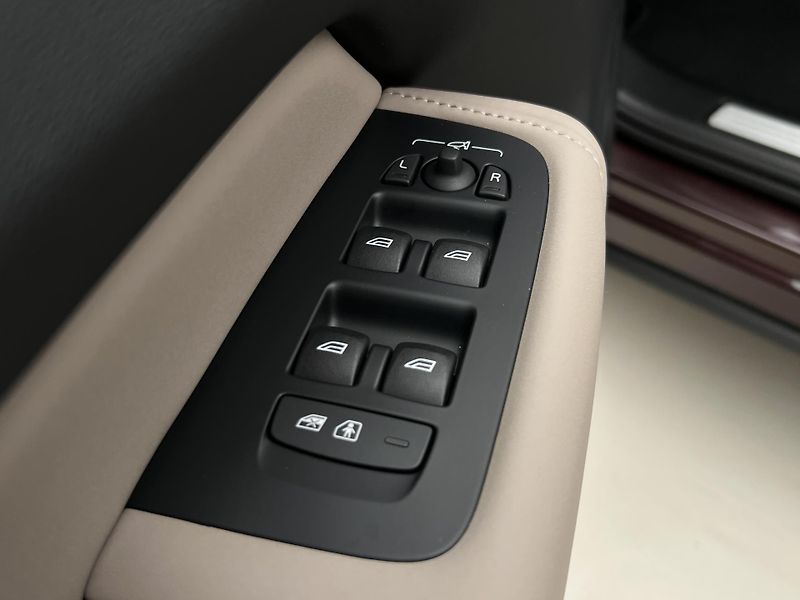 Volvo XC60 B5 AWD DARK PLUS RECHARGE CZ - fotka 43 z 44