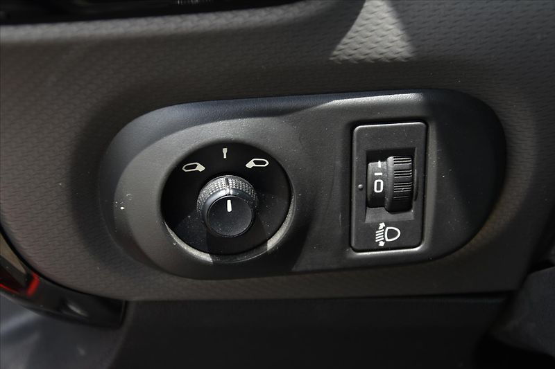 Citroën C4 Cactus 1.2i 81kW SERVISNÍ KNIHA ČR - fotka 15 z 20