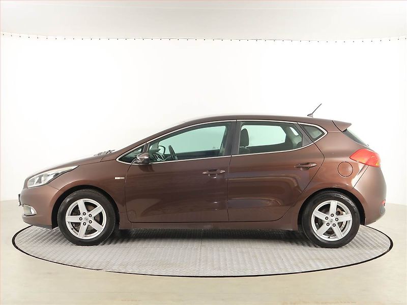 Kia Ceed (2012) 1.4 CVVT, Serv.kniha, Tempomat - fotka 3 z 17