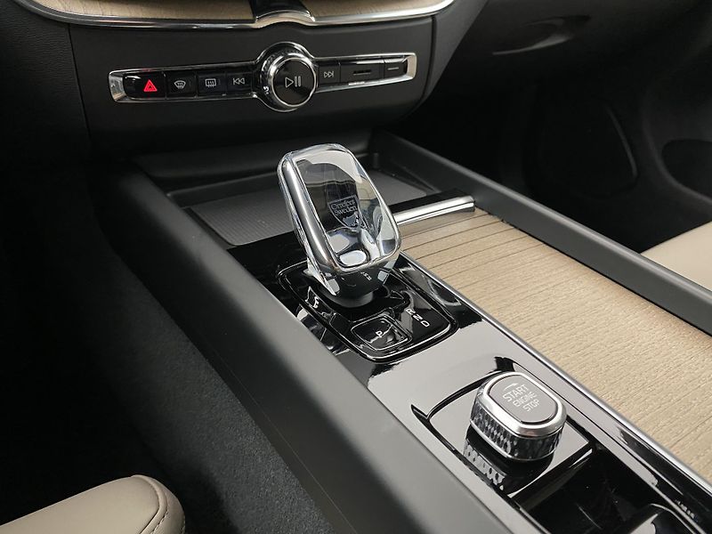 Volvo XC60 B5 AWD PLUS DARK AUT CZ 1.maj. - fotka 28 z 57