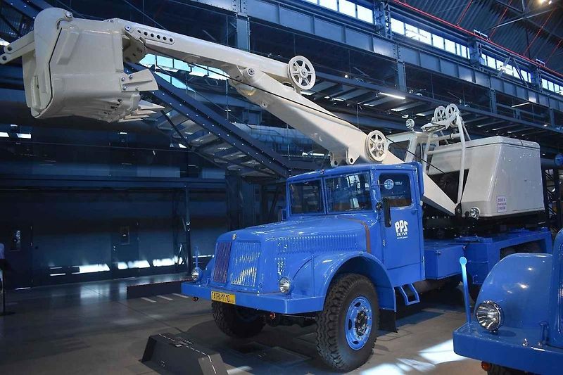 Tatra 111 ve válečné (vlevo) i poválečné verzi