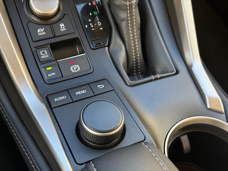 Lexus NX 300h 2,5 Executive Plus, 4x4  NX - fotka 19 z 22