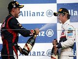 Sebastian Vettel (vlevo) kraloval Velké ceně Japonska, třetí dojel Kamui Kobajaši (vpravo).