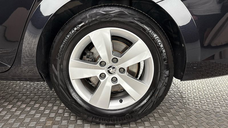 Škoda Superb 2.0 TDI Ambition Combi - fotka 19 z 24