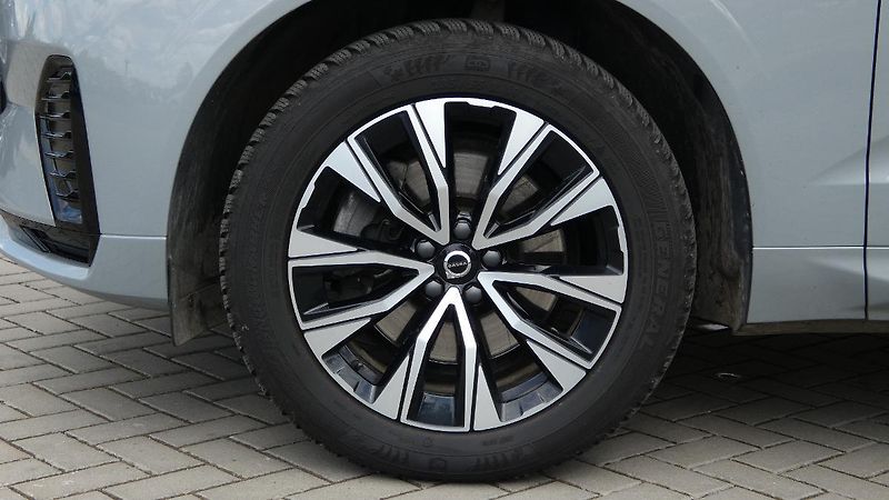 Volvo XC60 B4 mHEV AWD Plus Dark - fotka 22 z 23