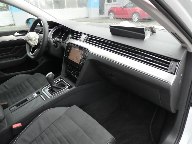 Volkswagen Passat Kombi 2,0 TDi 110kW automat na - fotka 11 z 15