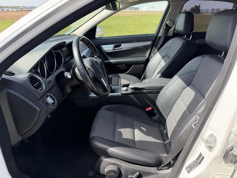 Mercedes-Benz Třídy C 180 CGI NAVIGACE SERVISKA - fotka 10 z 37