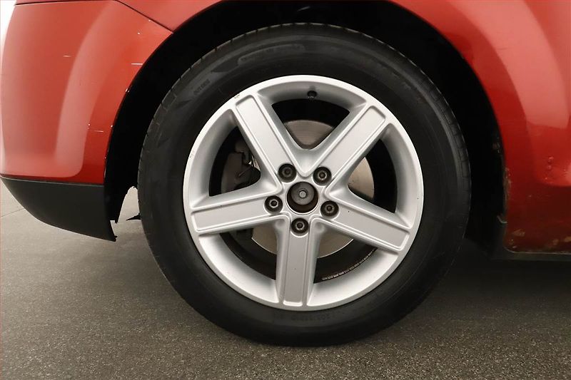 Ford Focus (2007) 1.6 16V, po STK, rezervace - fotka 15 z 17