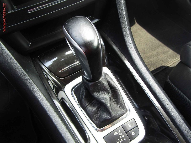 Citroën C5 (2016) 2.0 HDi, AT, bixen, kamera - fotka 16 z 17