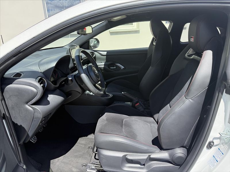 Toyota GR Yaris 1,6 GR Dynamic + Sport 4x4 - fotka 8 z 20