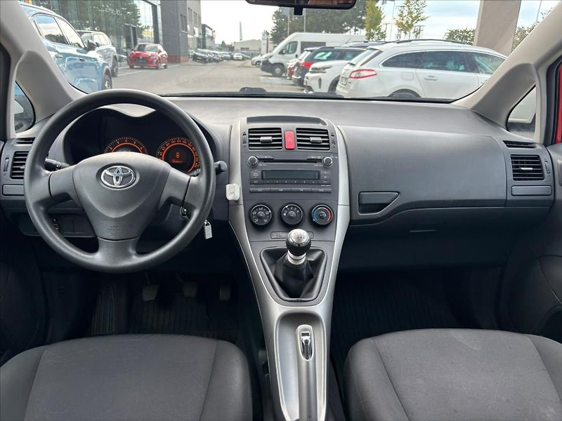 Toyota Auris 1,3 VVT-i  CZ alu kola - fotka 10 z 17
