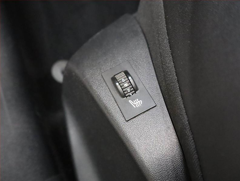 Peugeot 2008 (2013) 1.6 e-HDi, Automat, Navi - fotka 22 z 22