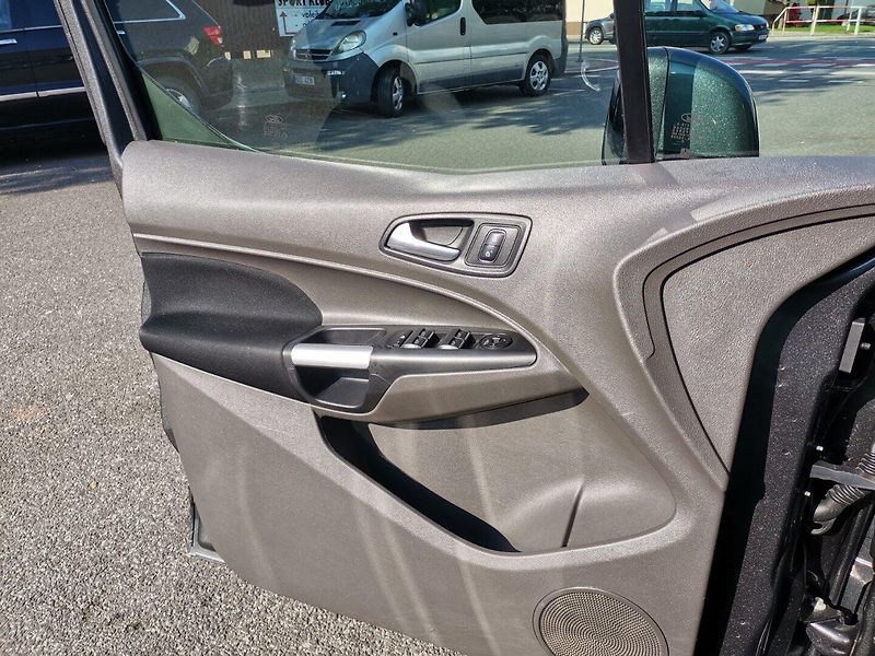 Ford Tourneo Connect (2019) 1.5TDCi 88kw Titanium 7míst - fotka 9 z 29