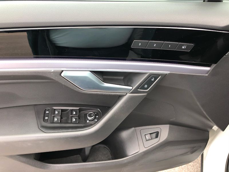 Volkswagen Touareg 3.0 TDI R-Line - fotka 15 z 30