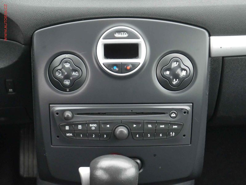 Renault Clio (2009) 1.6i, AT, navi, AC - fotka 12 z 14