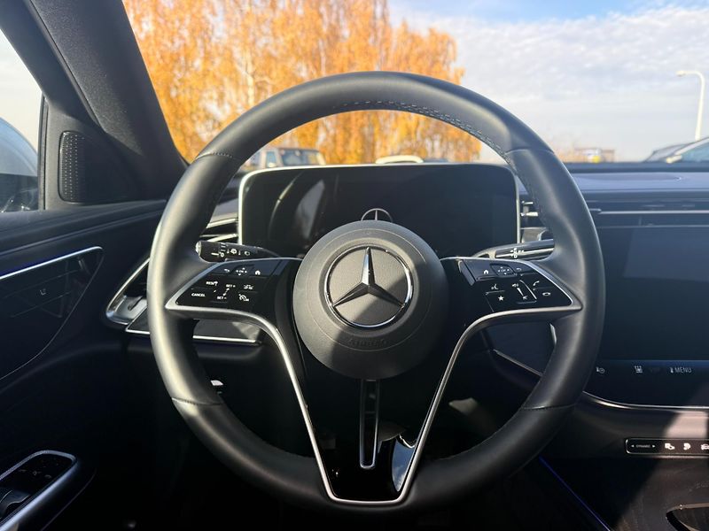 Mercedes-Benz Třídy E (2024) E 300 de 4MATIC kombi - fotka 12 z 23