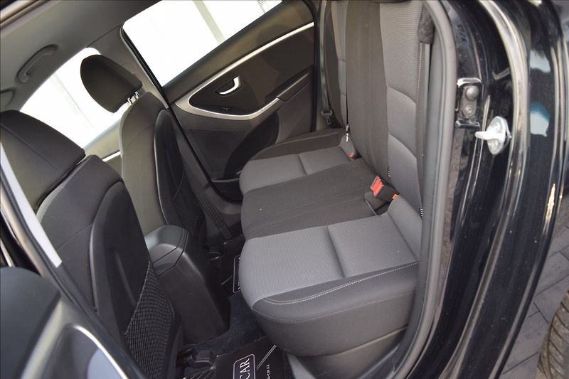 Hyundai i30 1,6 CRDi 81KW BALCK & LIME - fotka 17 z 48