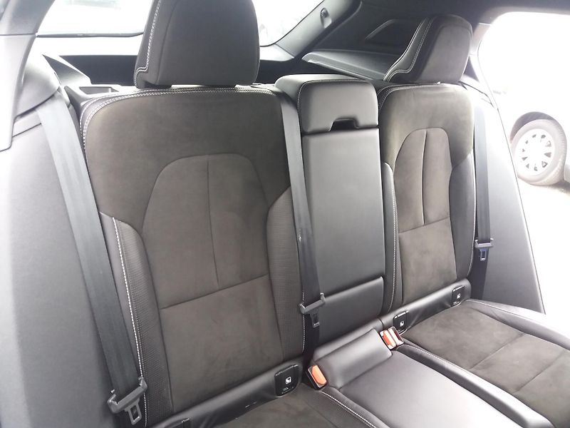 Volvo XC40 2.0D4,140kW,AWD R- DESIGN !! - fotka 21 z 23