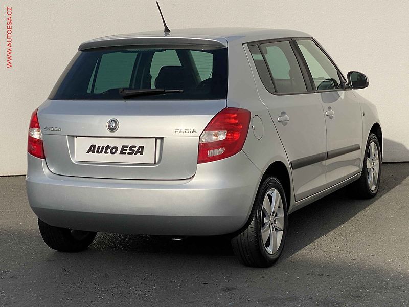 Škoda Fabia (2014) 1.2 TSi, ČR, Ambition, zámek - fotka 4 z 16