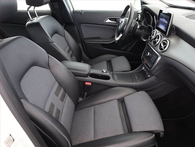 Mercedes-Benz GLA (2016) 200 CDI 4MATIC, 4X4 - fotka 7 z 21