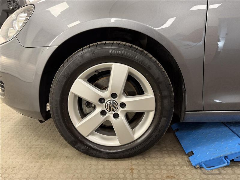 Volkswagen Golf 1,6 TDi 77 KW DSG NAVI PDC - fotka 31 z 31