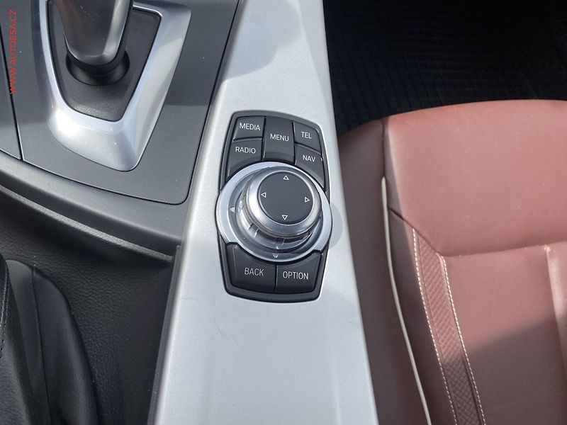 BMW Řada 3 (2013) 3.0i 335i, AT, navi, bixen - fotka 16 z 18
