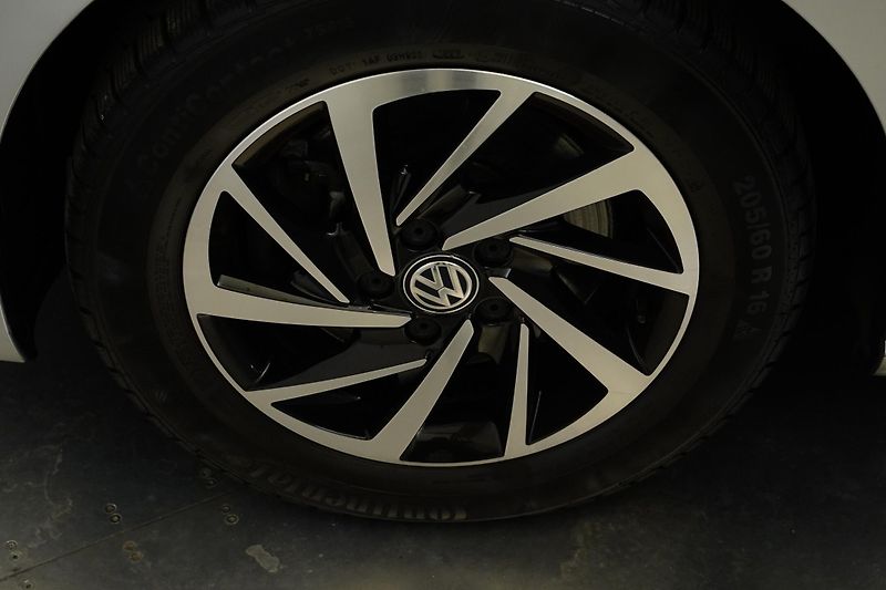Volkswagen Touran - fotka 10 z 28