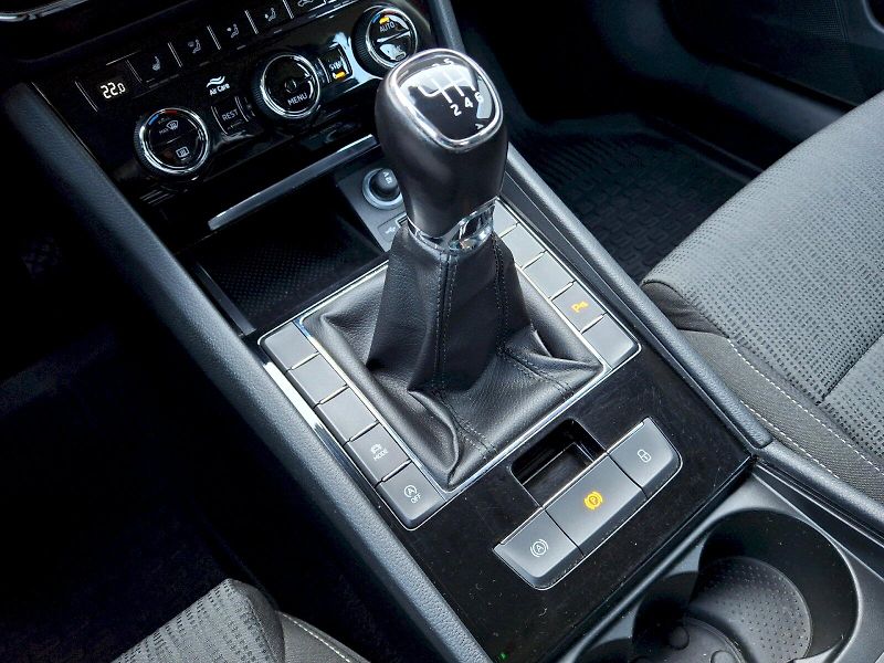 Škoda Superb (2018) Combi Ambition Plus 2,0TDi 110 - fotka 28 z 35