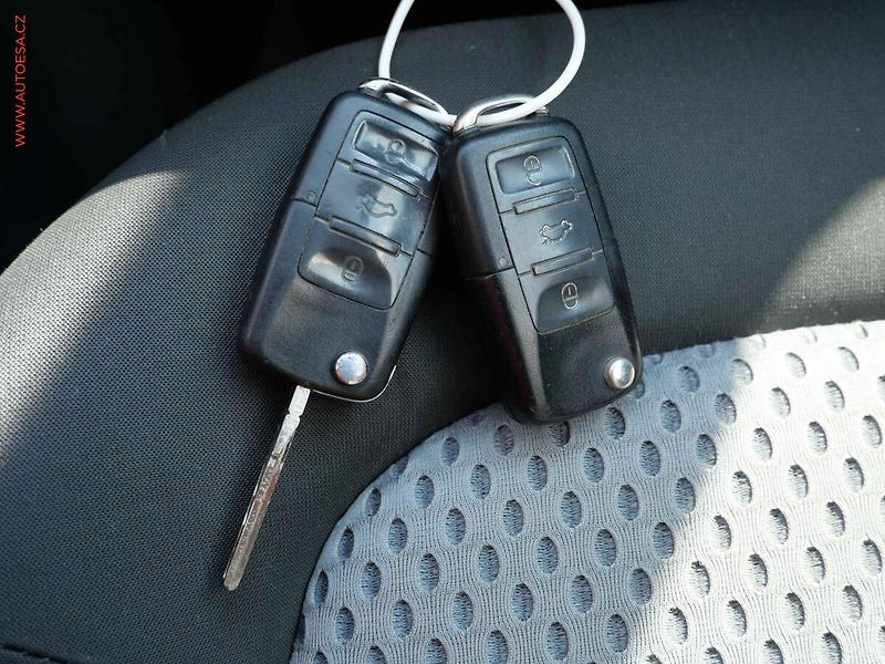 Škoda Fabia (2004) 1.4 MPi, 2.maj,ČR, Park čidla - fotka 15 z 16