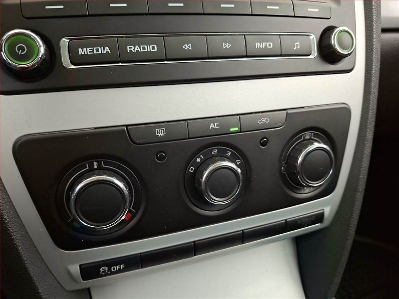 Škoda Octavia (2011) Ambiente 1.6 TDI, nová STK - fotka 14 z 14