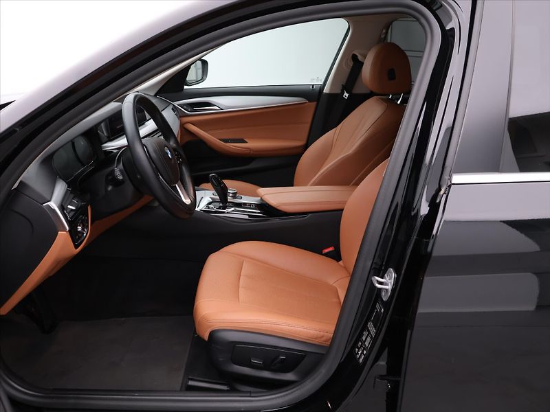 BMW Řada 5 2.0 D 140kW xDrive AT CZ - fotka 10 z 35