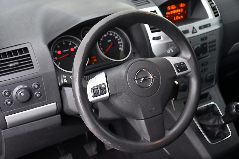 Opel Zafira 1.8i VYHŘ. SEDAČKY TAŽNÉ 7MÍST - fotka 15 z 28