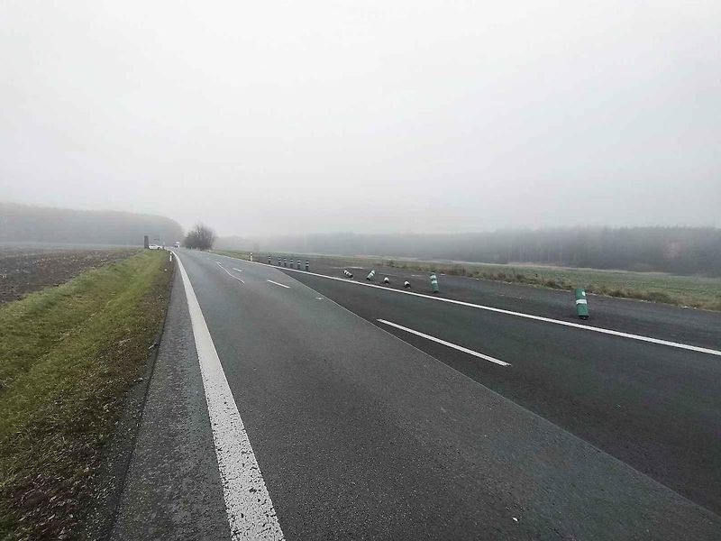 Nejnebezpečnější místo v Karlovarském kraji je úsek silnice u Trstěnic. Dodnes jsou zde patrné známky po dřívějších karambolech.