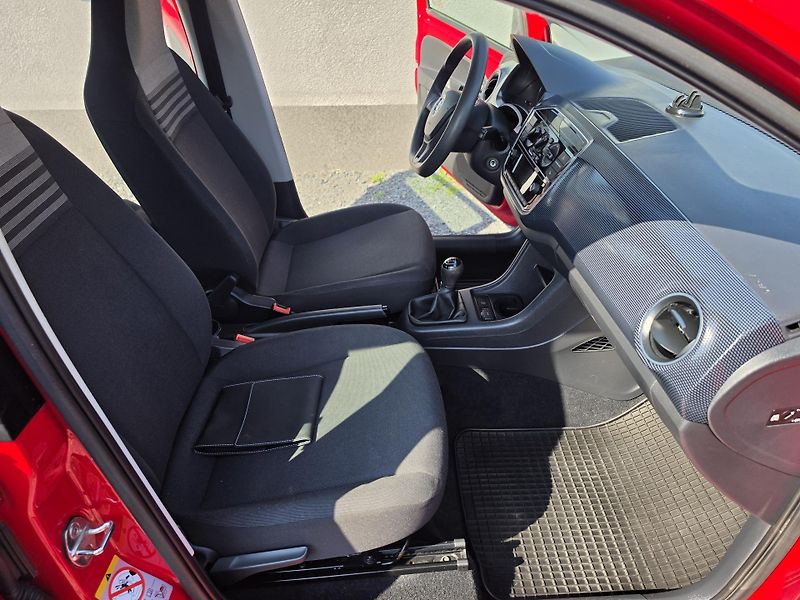 Volkswagen up! 1.0 MPI Parkovací senzory  - fotka 11 z 17