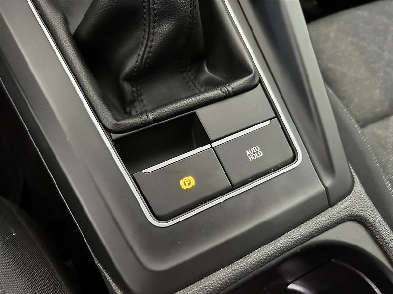 Volkswagen Golf 1,5   TSI,96kW,SERVISKA,LIFE - fotka 22 z 28