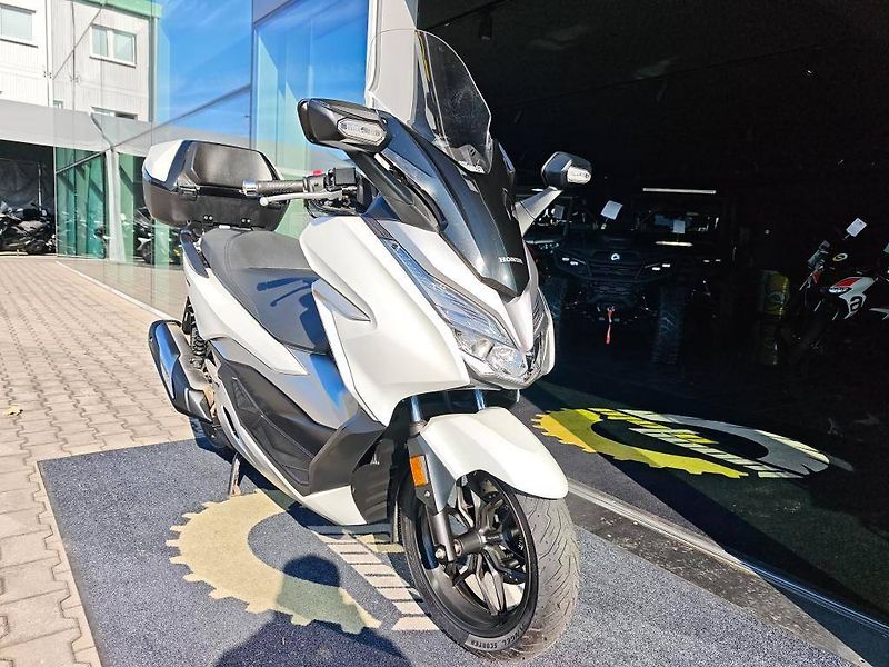 Honda Forza 300 ABS (2018) Smart box, Vyhřívané rukojeti, - fotka 7 z 20