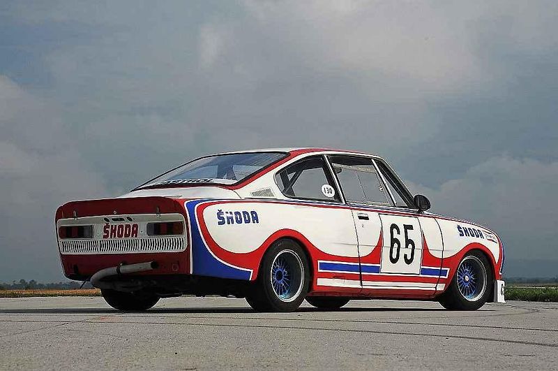 Škoda 130 RS. Vlevo je okruhová verze z roku 1981, vpravo soutěžní provedení z roku 1977.
