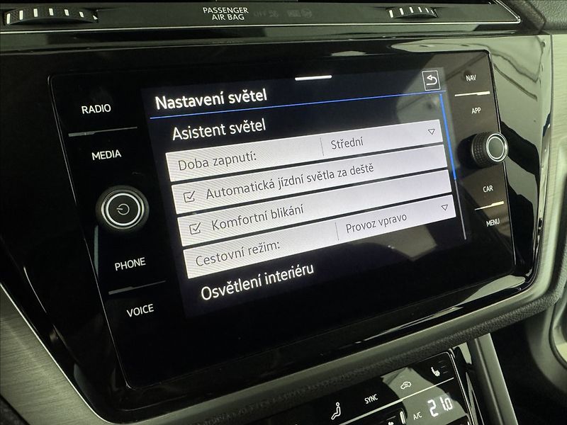 Volkswagen Touran 2,0 TDi  DSG Comfortline LED V - fotka 30 z 43