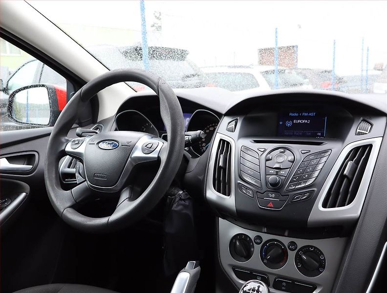 Ford Focus (2013) 1.6 TDCi, Navi, Xenony - fotka 7 z 16