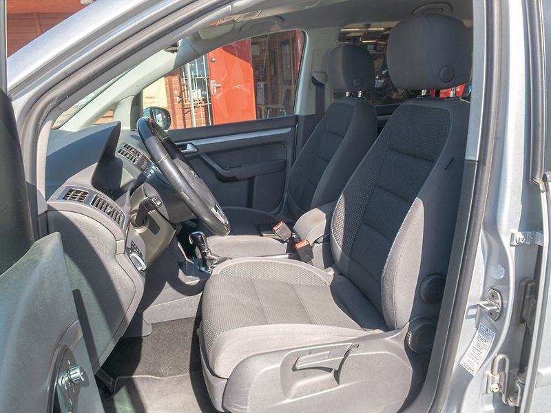 Volkswagen Touran (2014) 1.6TDI 77KW DSG NAVI – 7 SEDAD - fotka 14 z 50