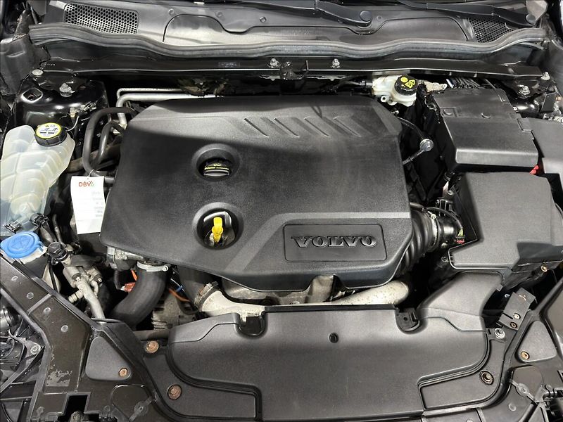 Volvo V40 1,6   D2 MOMENTUM BI-XEN VÝHŘE - fotka 35 z 42