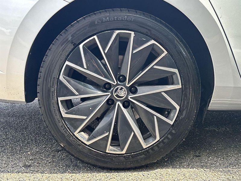 Škoda Superb (2023) Combi 2.0 TDI 4x4 DSG L&K - fotka 30 z 33