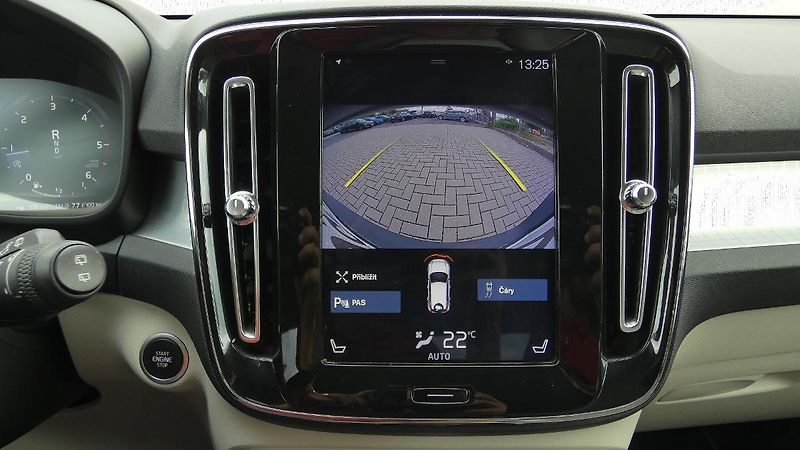 Volvo XC40 D3 Drive-E AWD Momentum - fotka 15 z 22