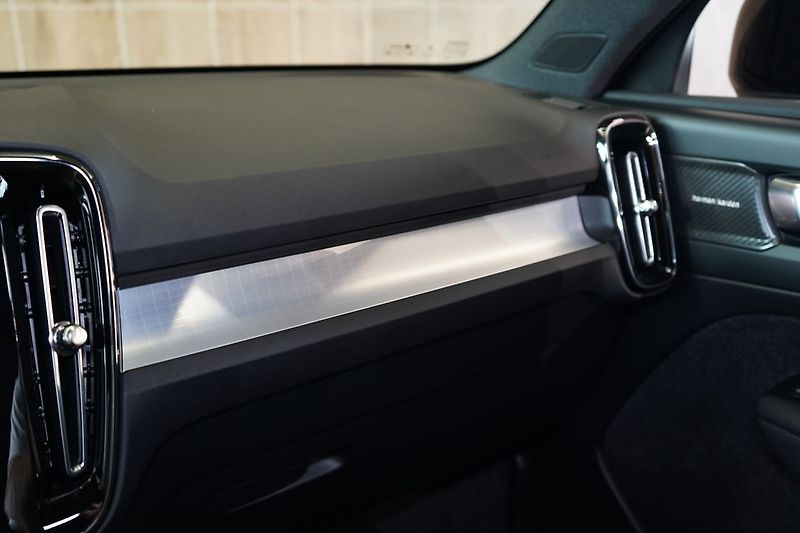 Volvo XC40 B3 Plus Dark, ACC, BLIS - fotka 37 z 43