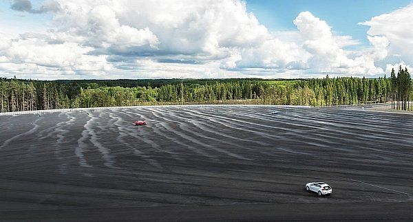 Volvo otevřelo jedinečný testovací areál AstaZero.