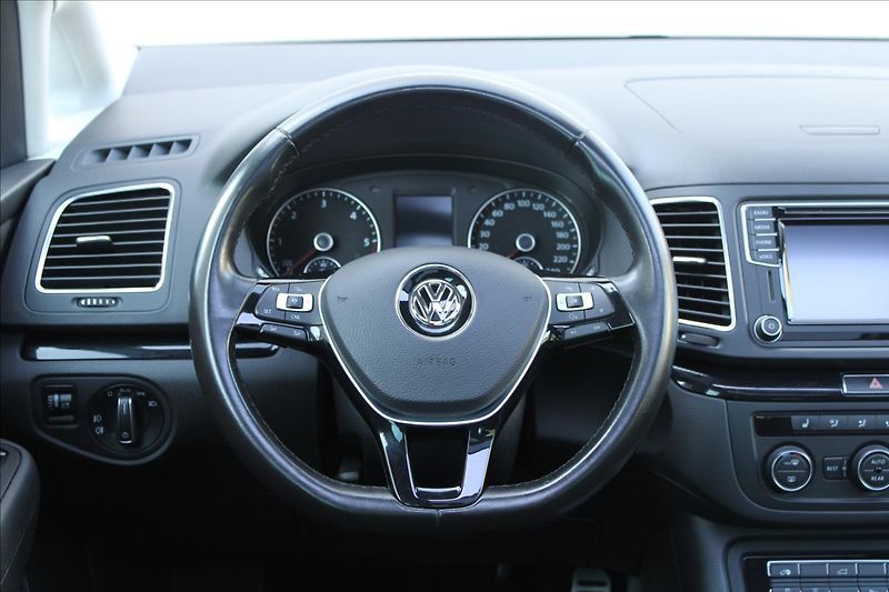 Volkswagen Sharan 2.0 TDI / DSG / TOP-VÝBAVA - fotka 19 z 48