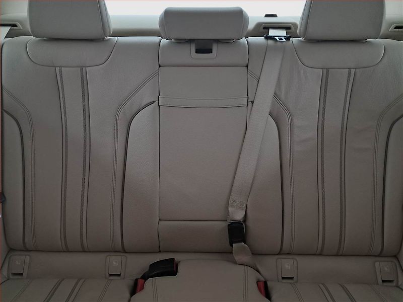 BMW Řada 5 (2018) Luxury Line 530i xDrive - fotka 10 z 19
